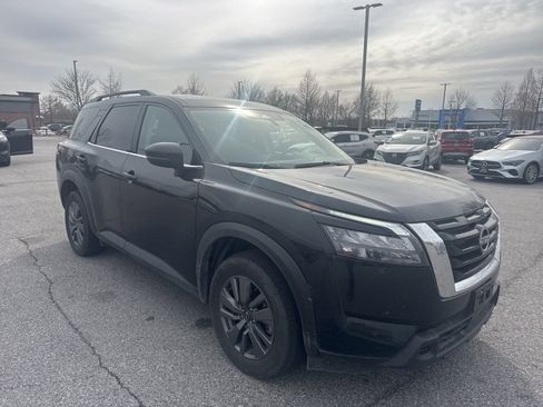 Used 2025 Nissan Pathfinder SV image 3