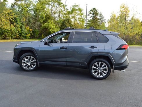 Used 2022 Toyota RAV4 XLE Premium image 8