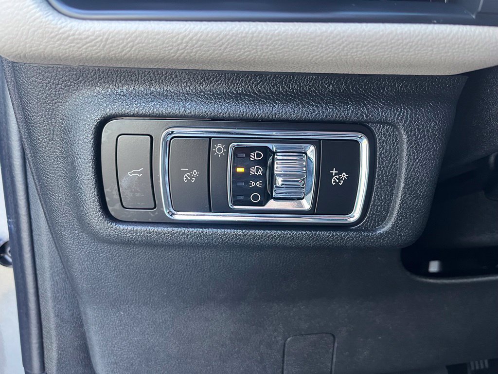 Used 2025 Lincoln Corsair AWD image 37