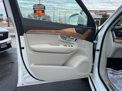Used 2021 Volvo XC90 T6 Momentum image 9