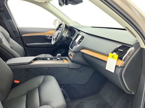 New 2025 Volvo XC90 B6 Plus w/ Protection Package Premier image 17