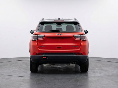Used 2025 Jeep Compass Trailhawk AWD/4WD image 7