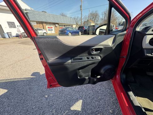 Used 2014 Toyota Yaris LE image 42