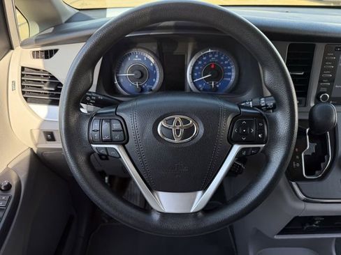 Used 2019 Toyota Sienna LE w/ LE Preferred Package FWD image 12