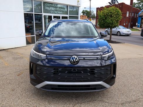 Used 2025 Volkswagen Tiguan SE w/ Panoramic Sunroof Package AWD/4WD image 8