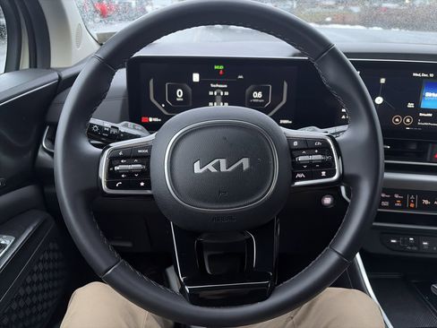 Used 2025 Kia Carnival SX w/ SX Dark Edition Package image 18