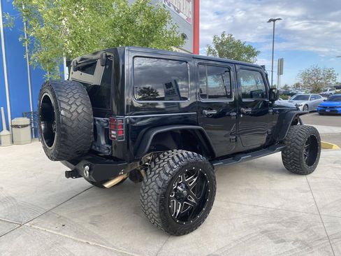 Used 2017 Jeep Wrangler Unlimited Sahara w/ Connectivity Group AWD/4WD image 5
