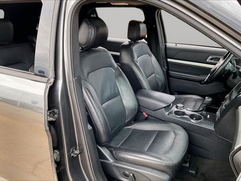 Used 2016 Ford Explorer XLT w/ Equipment Group 202A AWD/4WD image 9