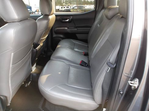 Used 2019 Toyota Tacoma TRD Off-Road AWD/4WD image 10