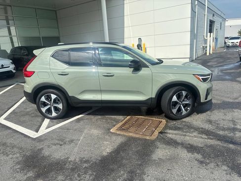 Used 2023 Volvo XC40 B5 Plus w/ Climate Package AWD/4WD image 2