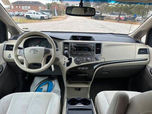 Used 2011 Toyota Sienna LE w/ Towing Pkg FWD image 10