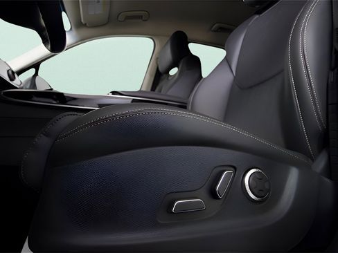 Used 2025 Genesis G70 3.3T Advanced w/ Sport Prestige Package image 38