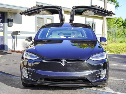 Used 2017 Tesla Model X 75D AWD/4WD image 2