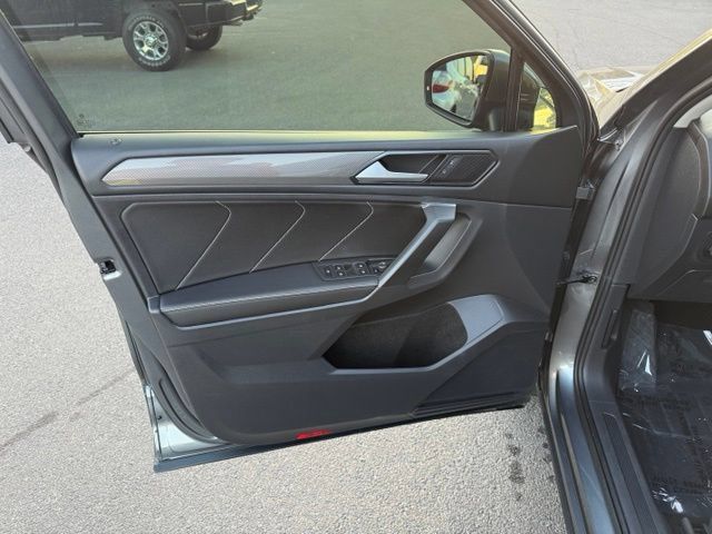 Used 2022 Volkswagen Tiguan SE AWD/4WD image 14
