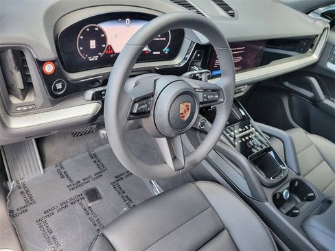 Used 2025 Porsche Cayenne image 4