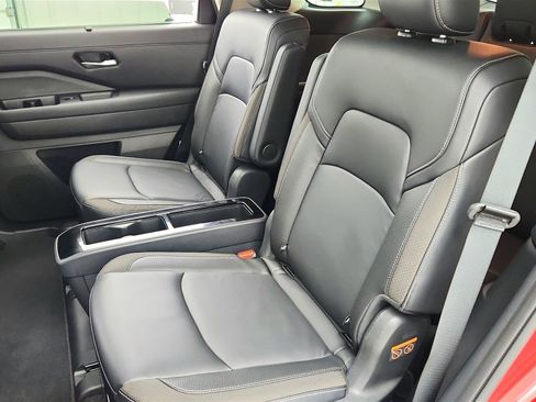 Used 2024 Nissan Pathfinder SL w/ SL Premium Package FWD image 33