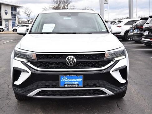 Used 2023 Volkswagen Taos SE w/ Panoramic Sunroof Package image 4