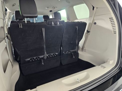 Used 2024 Chrysler Pacifica Touring-L image 16