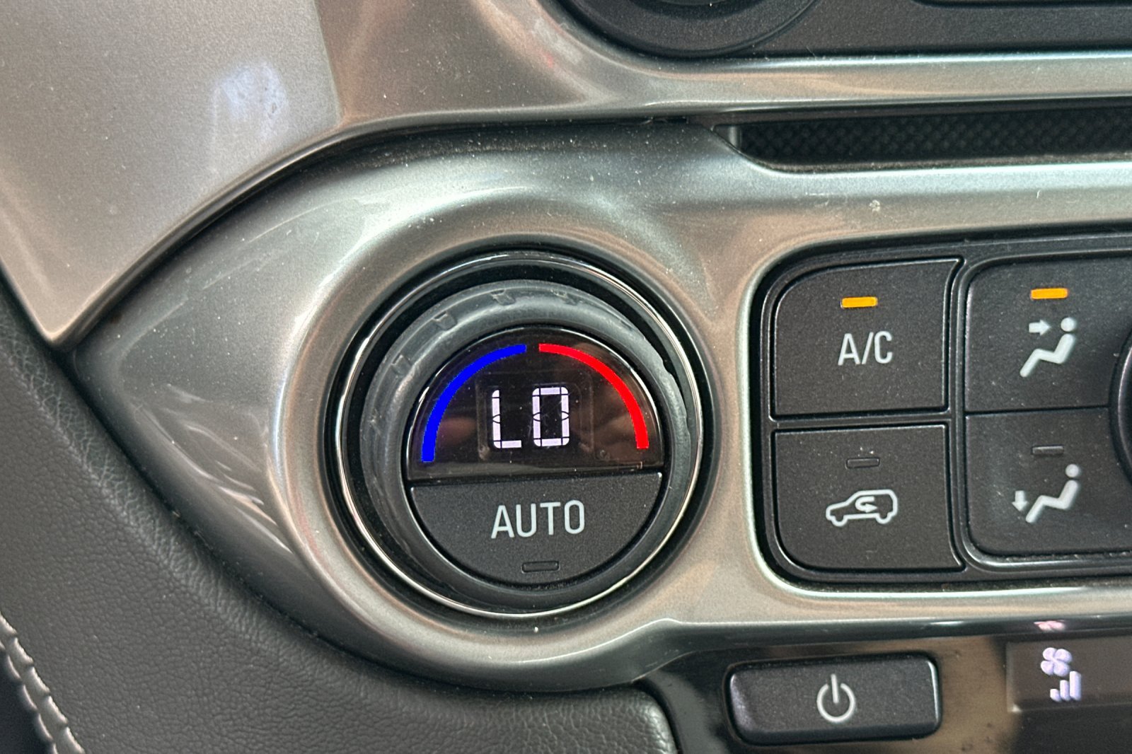 Used 2019 Chevrolet Suburban Premier w/ Premier Plus Edition AWD/4WD image 29