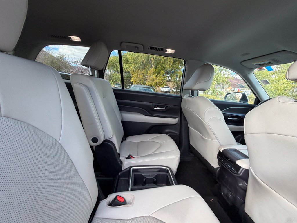 Used 2025 Toyota Grand Highlander AWD image 16