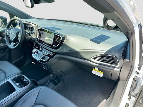 New 2026 Chrysler Pacifica Select image 29