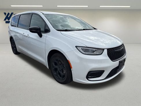 Used 2024 Chrysler Pacifica Select image 1