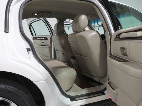 Used 2008 Lincoln Town Car Signature Limited RWD image 48