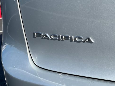 Used 2023 Chrysler Pacifica Limited image 13