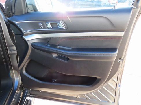 Used 2018 Ford Explorer XLT w/ Equipment Group 202A image 9