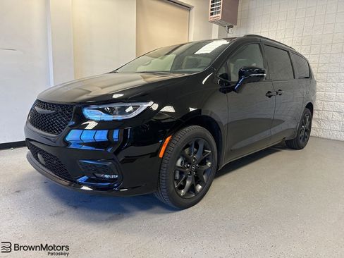 New 2026 Chrysler Pacifica Limited AWD/4WD image 1