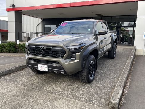 Certified 2025 Toyota Tacoma TRD Off-Road AWD/4WD image 3