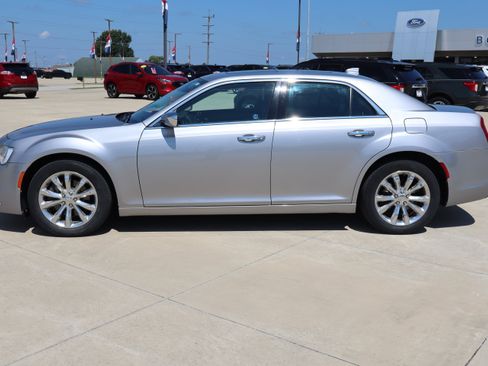 Used 2017 Chrysler 300 C AWD/4WD image 8