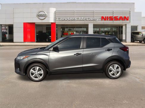 New 2025 Nissan Kicks Play S image 6