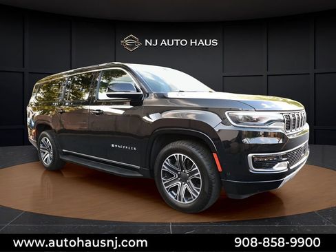 Used 2024 Jeep Wagoneer L Series II AWD/4WD image 9