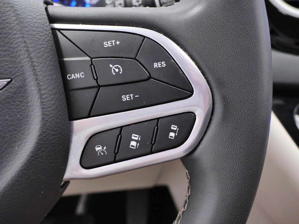 Certified 2023 Chrysler Pacifica Touring-L FWD image 24