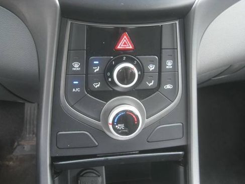 Used 2016 Hyundai Elantra SE FWD image 18