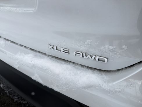 Used 2024 Toyota Highlander XLE image 8
