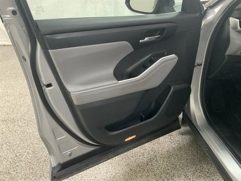 Used 2022 Toyota Highlander XLE image 16