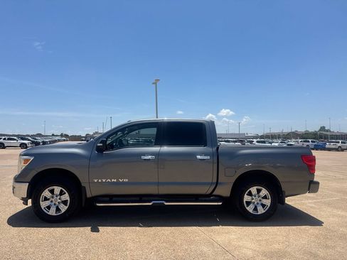 Used 2018 Nissan Titan SV w/ SV Convenience Package RWD image 12