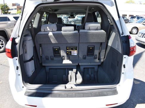 Used 2020 Toyota Sienna LE image 10