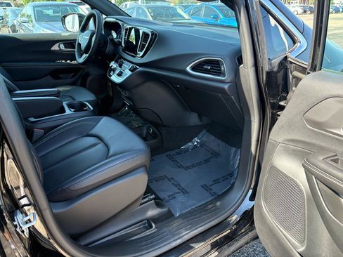Used 2026 Chrysler Pacifica Select FWD image 17