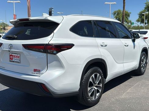Used 2024 Toyota Highlander XLE AWD/4WD image 8