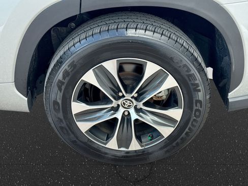 Used 2025 Toyota Highlander XLE FWD image 20