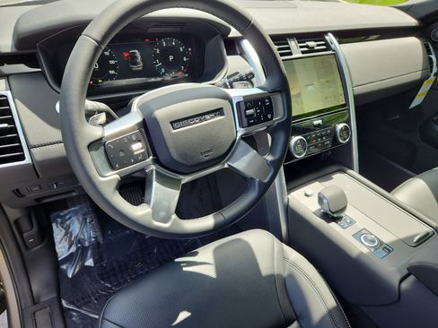 Certified 2025 Land Rover Discovery S image 15