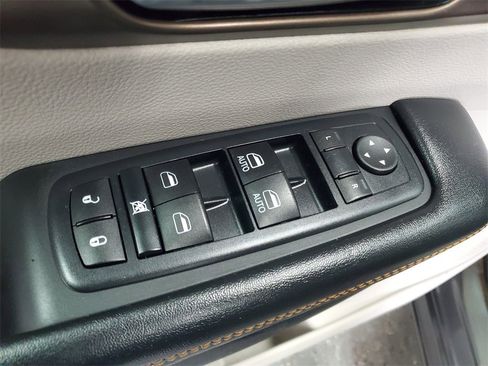 Used 2017 Chrysler Pacifica Touring-L image 9