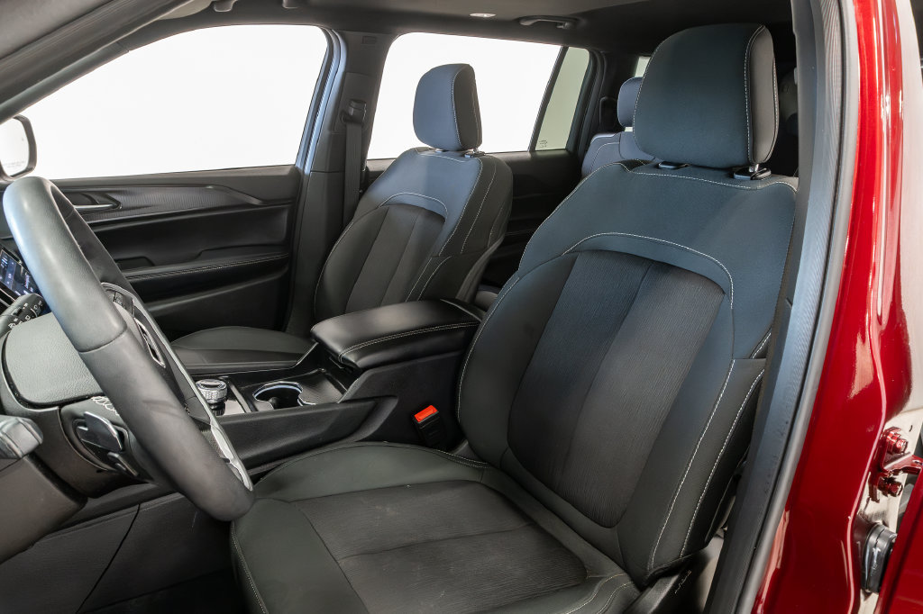 Certified 2025 Jeep Grand Cherokee L Laredo w/ Luxury Tech Group I AWD/4WD image 9