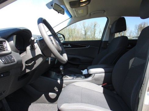 Used 2017 Kia Sorento LX w/ LX Convenience Package image 13