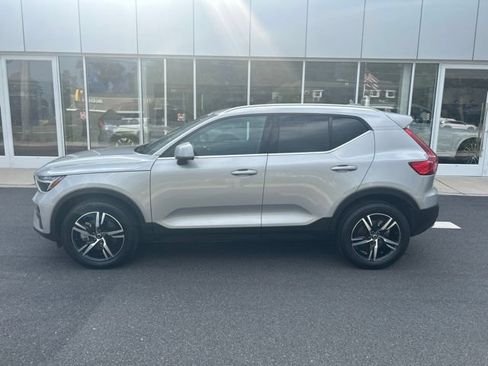 Used 2025 Volvo XC40 B5 Core AWD/4WD image 2