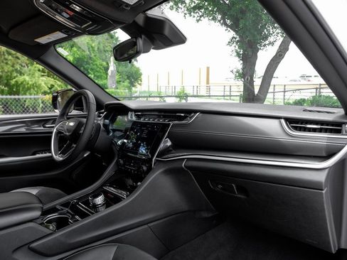 Used 2023 Jeep Grand Cherokee Altitude image 23