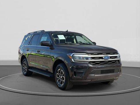 Used 2024 Ford Expedition XLT RWD image 4